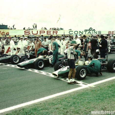 Sur la grille ede Warwick Farm  entre les deux BRM de Stewart et Hill, c'est Jackie qui l'emportera dvant Jimmy... Sur la grille ede Warwick Farm  entre les deux BRM de Stewart et Hill, c'est Jackie qui l'emportera dvant Jimmy...